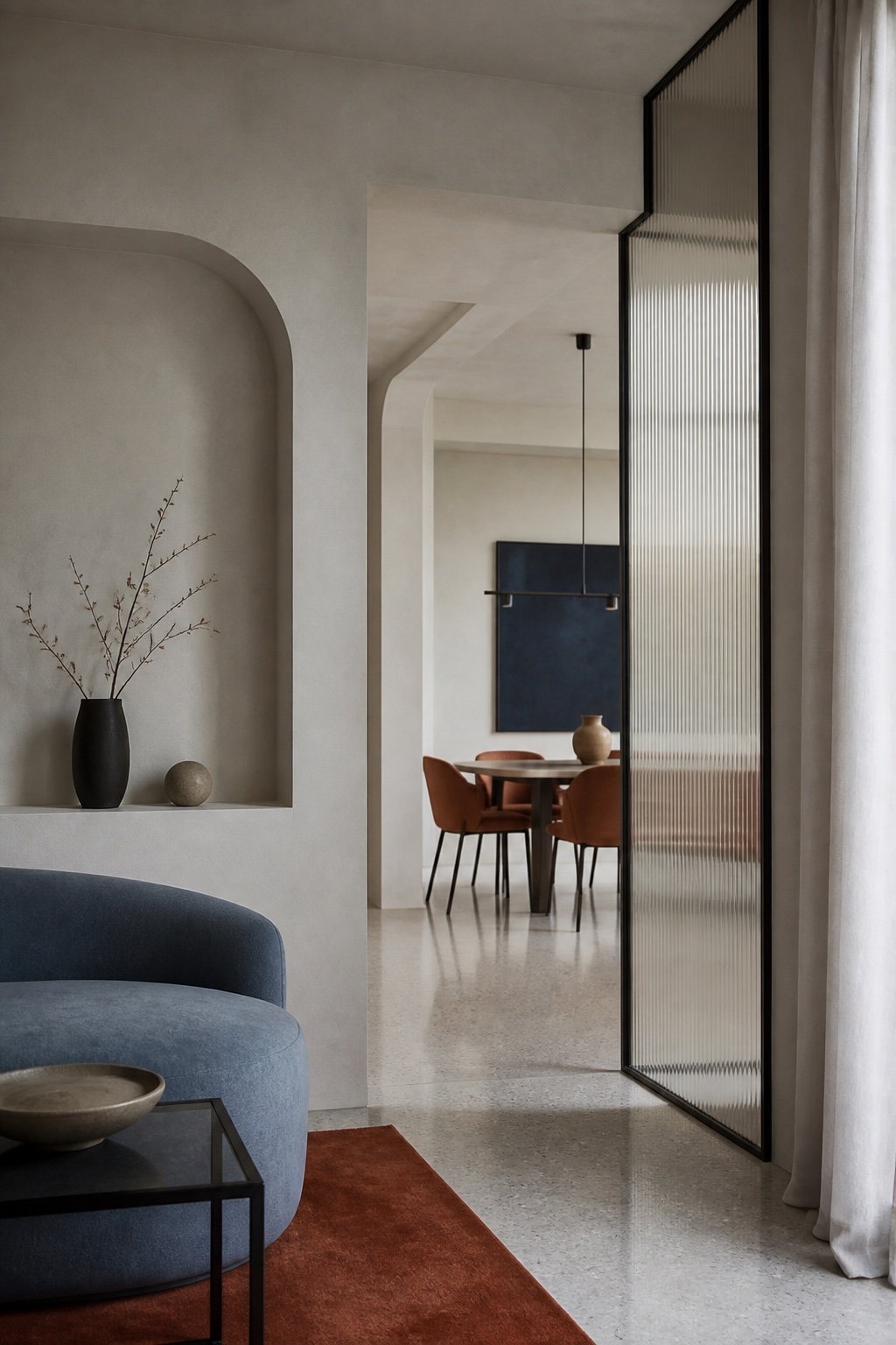 Intérieur minéral ponctué de textile bleu, de verre et de métal
